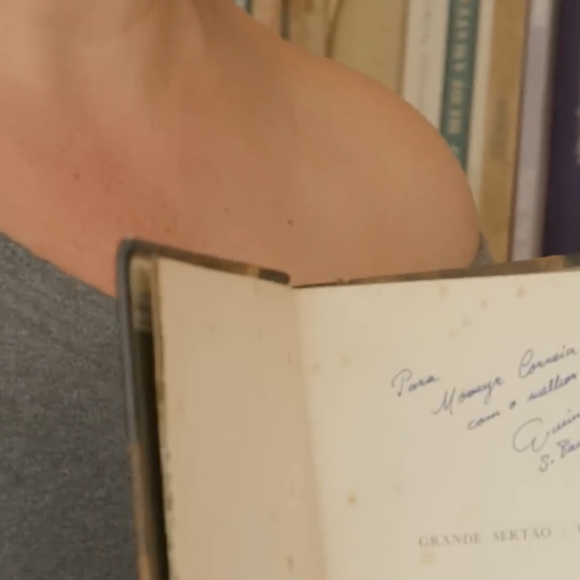 Tesouro literário raríssimo! A atriz Isabel Teixeira revelou possuir em casa edições históricas de obras de Guimarães Rosa, com autógrafos feitos especialmente para seu avô, incluindo exemplares de clássicos da literatura brasileira, relíquias que emocionam os fãs de arte