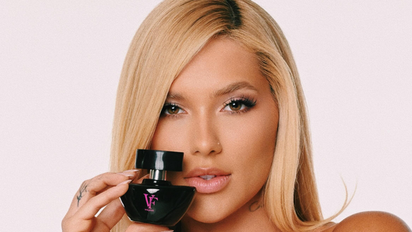 Com 5 anos de marca, 62 mil unidades em menos de 12 horas e estoque esgotado: aproveitei o lançamento comemorativo do VF, perfume exclusivo da Wepink; sofisticado, ele combina baunilha, bergamota e jasmim em um rastro com 'cheiro de rica'