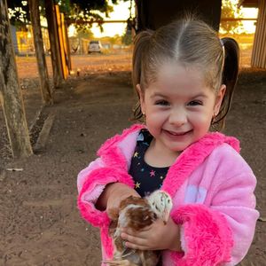 Maria Flor afirmou ter sido beliscada pela babá. Depois da insistência da mãe, a criança confessou que era mentira