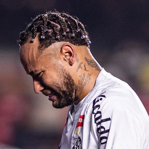 Após a briga, Neymar teria pedido desculpas para Robinho Jr. já no vestiário do Santos