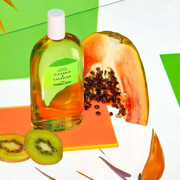 A combinação de mamão e kiwi aparece logo na saída do Vitamina E.Xótica, criando um aroma cítrico e refrescante que pode agradar quem prefere perfumes com sensação de limpeza e banho tomado