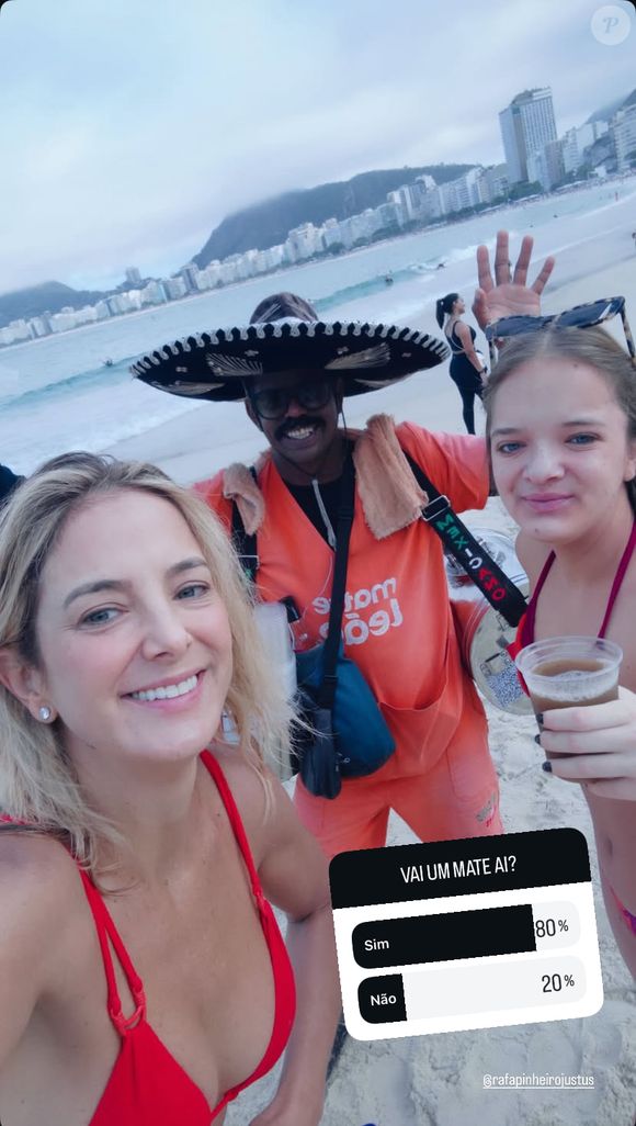 Ticiane Pinheiro aproveitou a praia com Rafaella Justus no Rio de Janeiro