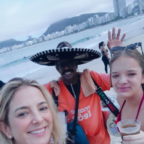 Ticiane Pinheiro aproveitou a praia com Rafaella Justus no Rio de Janeiro