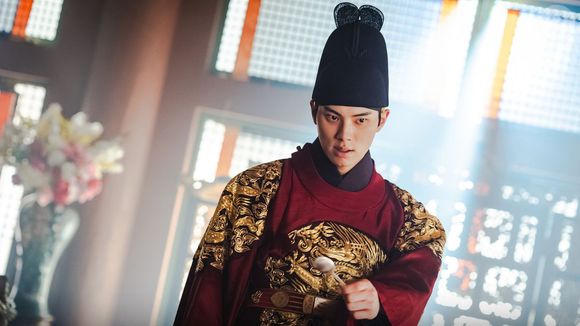 Da rejeição ao topo: ator supera polêmica de colega, brilha como rei tirano e garante 1º lugar na Netflix mundial