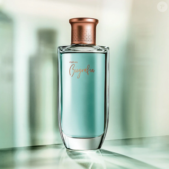 O Biografia Feminino, perfume clássico da Natura lançado em 1996, apresenta notas de topo de gerânio, bergamota, notas verdes, cassis, abacaxi e pêssego, ingredientes que compõem a primeira impressão olfativa da deo colônia