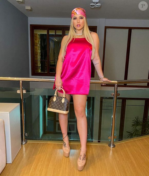 Virginia Fonseca combinou vestido pink com microbag Louis Vuitton