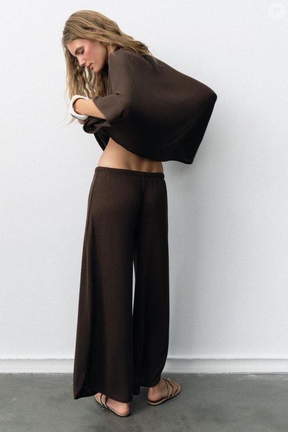 Segundo a descrição disponível no site da Zara, a calça rústica com aberturas laterais é confeccionada em tecido composto por 52% viscose e 48% poliéster. A peça custa R$ 179 e tem cintura alta, cós com elástico e pernas largas, características que favorecem combinações com regatas, camisas e blusas fluidas na primavera