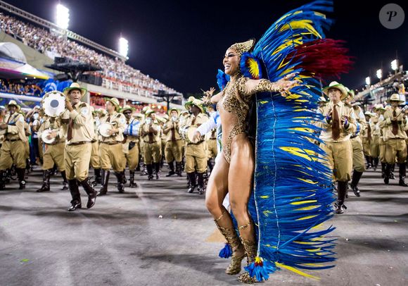 Sabrina Sato samba como rainha de bateria da Vila Isabel, na Sapucaí, e deixa à mostra adesivo usado como tapa-sexo