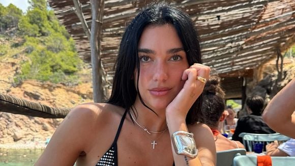 Um patinho de borracha está entre os objetos curiosos que Dua Lipa revelou dentro de sua bolsa Hermès