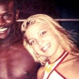 "É a primeira vez que eu falo: já, já teve um affair sim (…) A gente teve um lance, pouco tempo, e assim acabou. Eu fui madrinha do casamento, ele foi padrinho do meu casamento", contou a ex-dançarina.