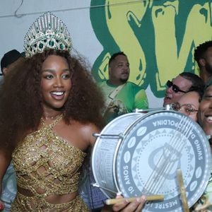 Iza apostou em um look cheio de recortes para sua coroação na Imperatriz