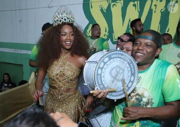 Iza apostou em um look cheio de recortes para sua coroação na Imperatriz