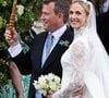 O vestido de noiva de Harriet Sperling aposta em renda tradicional britânica e flores bordadas inspiradas em Gloucestershire