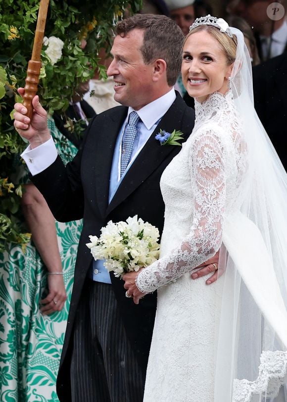 O vestido de noiva de Harriet Sperling aposta em renda tradicional britânica e flores bordadas inspiradas em Gloucestershire