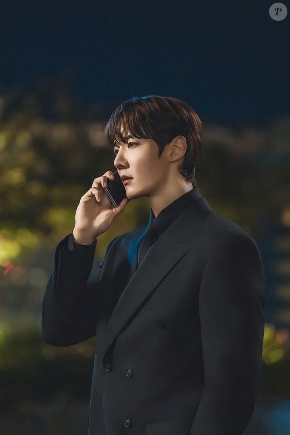 Enquanto isso, seu chefe Kang Du-jun (Choi Jin-hyuk), é o herdeiro de uma cervejaria e não vê benefícios no casamento