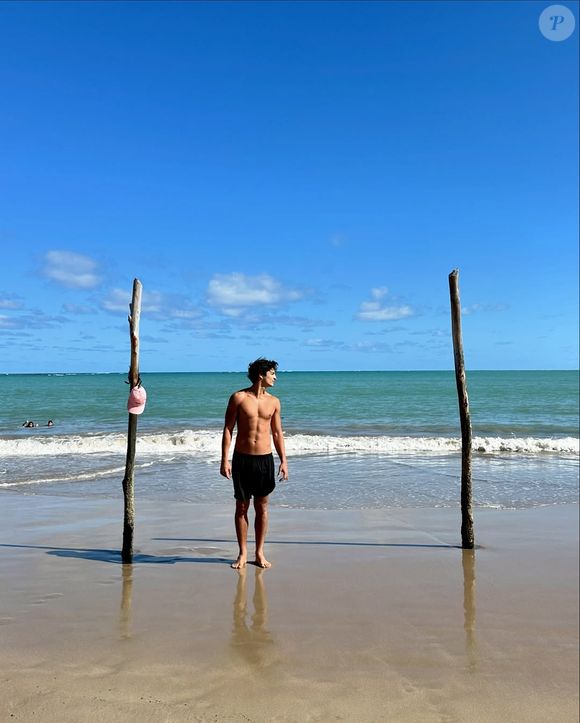 Boa forma de Pedro Waddington, que também é modelo, faz sucesso na web