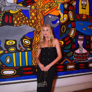 Celina Locks investiu em look preto com botões frontais e scarpin