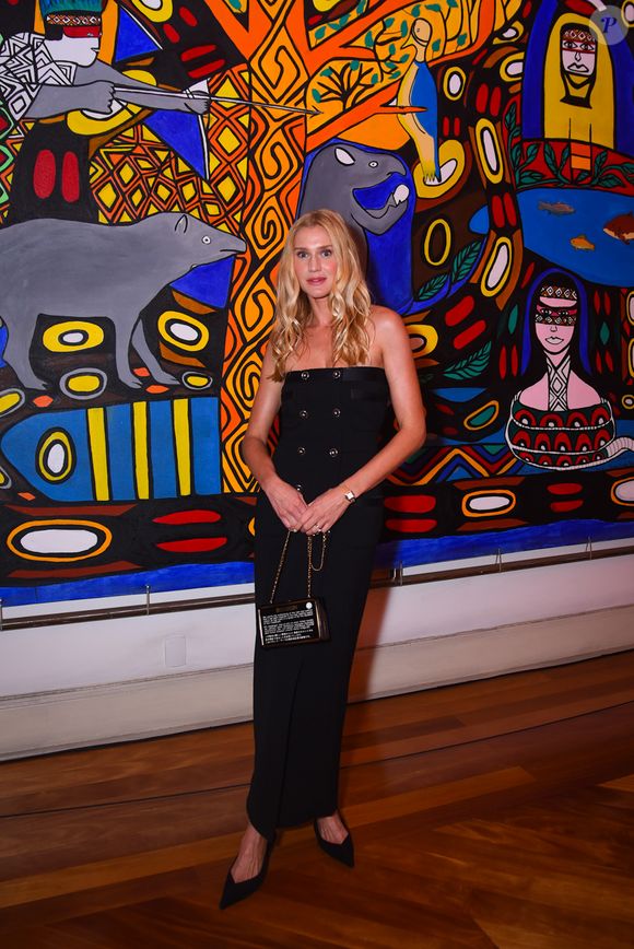 Celina Locks investiu em look preto com botões frontais e scarpin