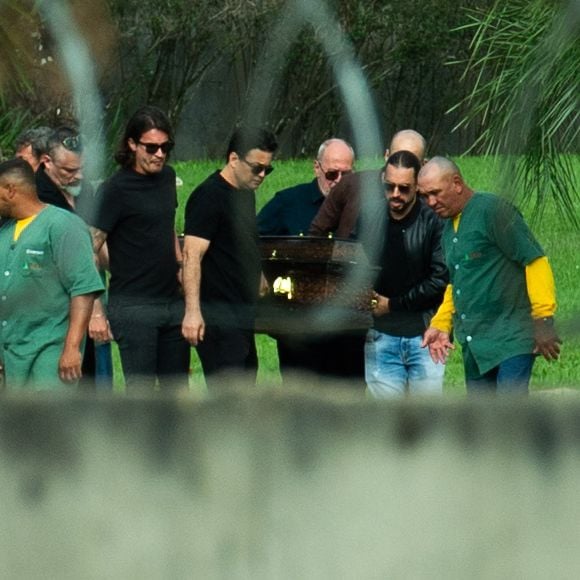 Renner participou do cortejo ao lado do filho de Rick, João Henrique; viúva Geralda Helena também esteve no velório do cantor em Sorocaba