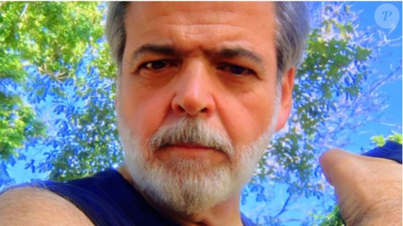 Claudio Cinti, ator da novela 'Dona de Mim', passou por uma traqueostomia em 2015, procedimento que insere uma cânula na traqueia para facilitar a respiração