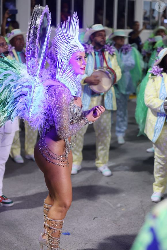 Paolla Oliveira usou fantasia cavada em seu último ano como Rainha de Bateria da Grande Rio