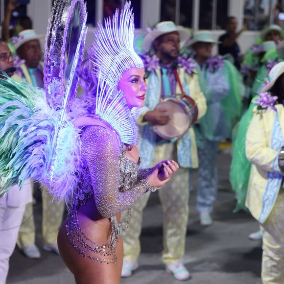 Paolla Oliveira usou fantasia cavada em seu último ano como Rainha de Bateria da Grande Rio