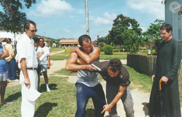 Novela 'Uga-Uga' teve várias cenas de luta e na vida real, perseguição levou susto aos figurantes e equipe técnica: 'Bandido passou com a perna sangrando'