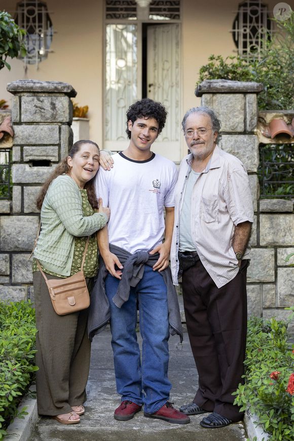 Elisa ( Isabela Garcia ), Mau mau (João Victor Gonçalves) e Otoniel ( Tony Ramos ).