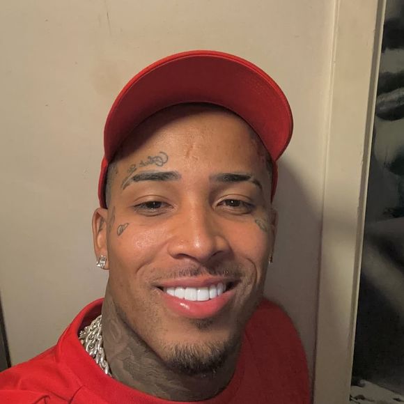 Gato Preto acompanhou o parto filha de Bia Miranda pelo celular: 'Nunca pensei em ver um parto pelo celular. Acordei tarde, tentei ver passagem de avião, mas não tinha. Se fosse de carro, também só chegaria depois'