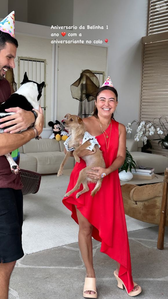 Sabrina Sato e Nicolas Prattes comemoraram o aniversário de Belinha, que na foto aparece com a irmã da apresentadora