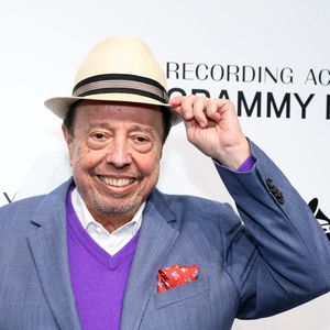 O lendário músico brasileiro Sérgio Mendes faleceu em Los Angeles em 5 de setembro de 2024, aos 83 anos, deixando um legado de mais de seis décadas que levou a bossa nova ao mundo
