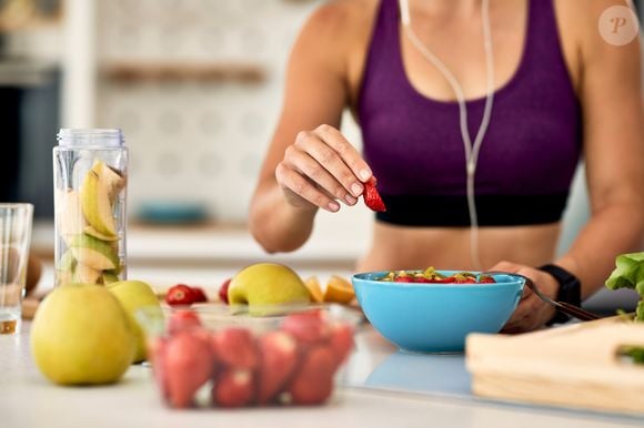 Uma rotina mais completa deve trabalhar diferentes grupos musculares, incluir movimentos funcionais e manter uma alimentação saudável