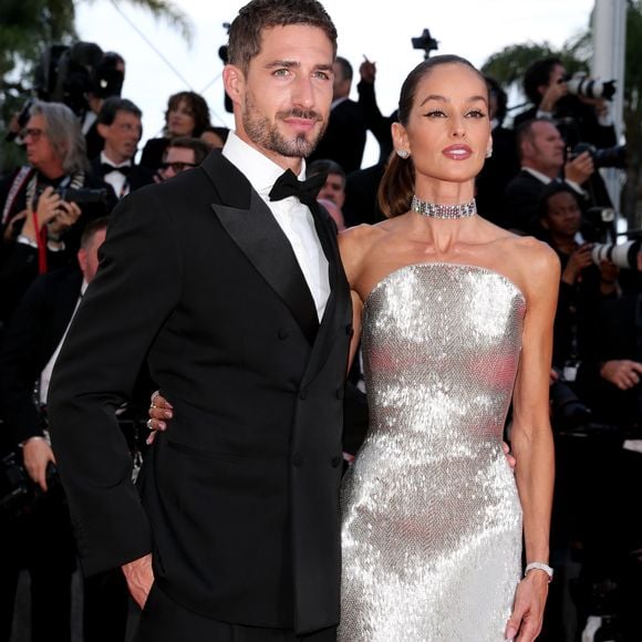Izabel Goulart surgiu ao lado do noivo, o goleiro alemão Kevin Trapp, durante passagem pelo Festival de Cannes, mas foi a aparência da modelo brasileira que acabou roubando os holofotes e movimentando as redes sociais; segunda-feira (20)