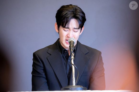 Kim Soo-hyun chegou a fazer uma coletiva negando que teria se relacionado com a atriz antes dos seus 18 anos