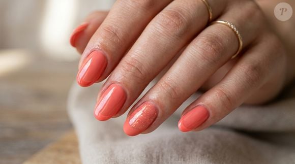 Para quem quer uma manicure coral mais marcante, o toque de brilho acrescenta um efeito sofisticado e divertido ao clássico desenho das unhas