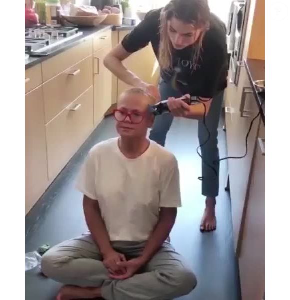 Durante o bate papo, Xuxa revelou ter vontade de raspar os fios do cabelo por completo.