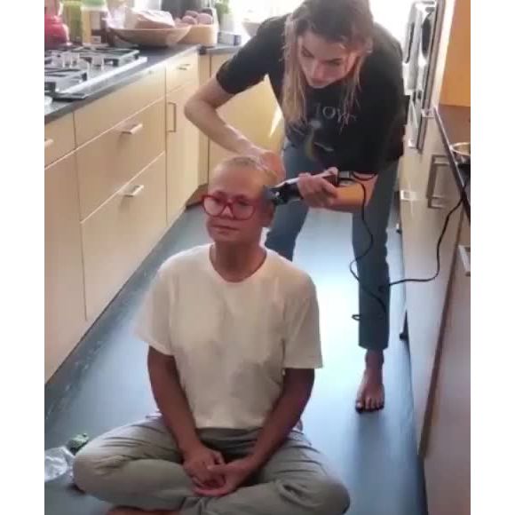 Durante o bate papo, Xuxa revelou ter vontade de raspar os fios do cabelo por completo.