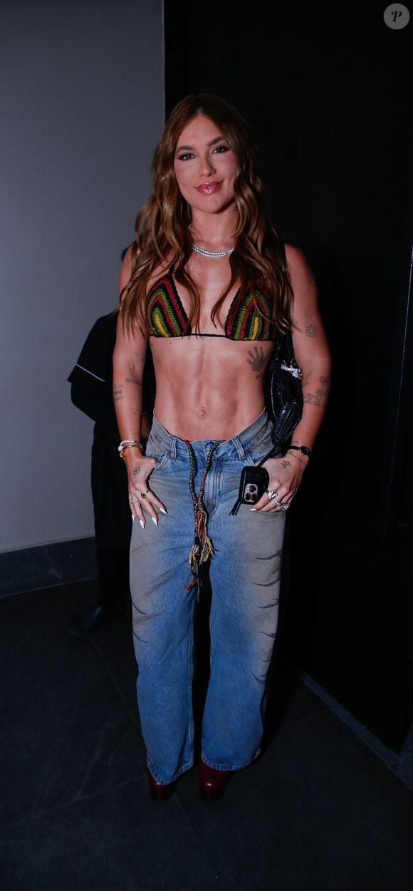 Virginia Fonseca usou calça de cintura baixa e destacou a barriga chapada em festa de aniversário de MC Daniel