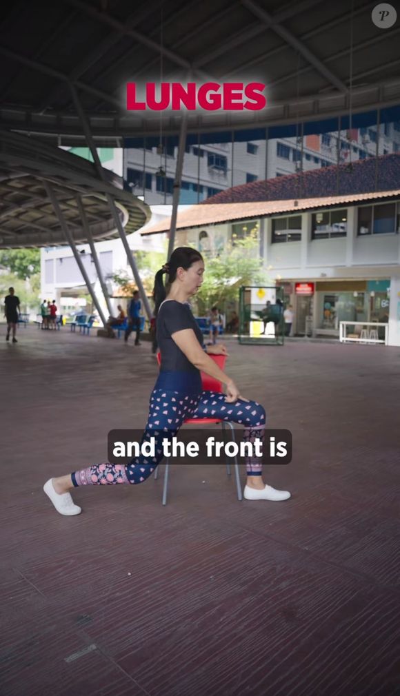 No exercício de agachamento com passada, usando o auxílio de uma cadeira, você vai garantir pernas mais fortalecidas, além de melhorar a mobilidade do quadril.