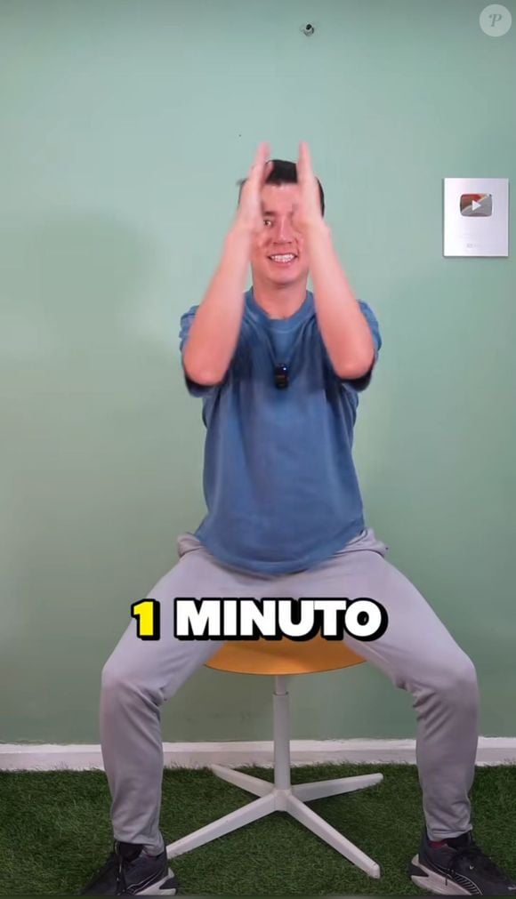 Ao se sentar e levantar da cadeira, levantando os braços, você ativa o fortalecimento das pernas e dos glúteos, extremamente importante para os idosos