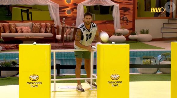 O primeiro participante teve que acertar bolas em sensores para habilitar o segundo