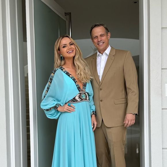 Eliana escolheu um vestido azul piscina com elementos da estética boho. A peça do Atelier Elisa Lima, que cria designs exclusivos feitos à mão e sob medida, foi feita  especialmente para a apresentadora