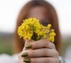 Do rosa delicado ao verde intenso, as tendências de unhas para a primavera de 2026 apostam em cores versáteis que podem transformar o visual das mãos
