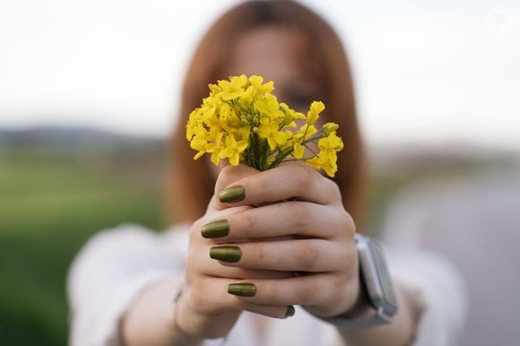 Do rosa delicado ao verde intenso, as tendências de unhas para a primavera de 2026 apostam em cores versáteis que podem transformar o visual das mãos