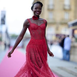 Em um relato publicado no Instagram, Lupita Nyong'o revelou que retirou 30 tumores de uma só vez em uma cirurgia
