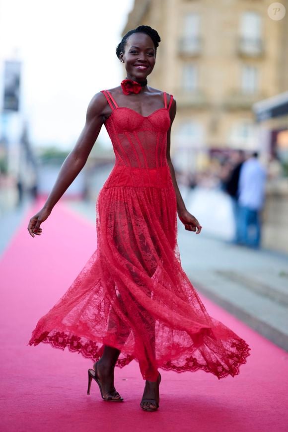 Em um relato publicado no Instagram, Lupita Nyong'o revelou que retirou 30 tumores de uma só vez em uma cirurgia