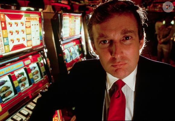 1989: Donald Trump inaugura sua rede de cassinos