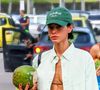 Bruna Marquezine valoriza tanquinho em flagra na praia com MELHOR look e rouba a cena com beleza natural. Fotos!