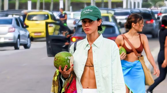 Bruna Marquezine valoriza tanquinho em flagra na praia com MELHOR look e rouba a cena com beleza natural. Fotos!