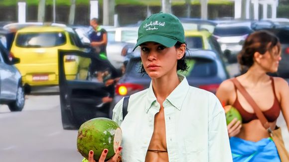 Definida, estilosa e de novo visual: Bruna Marquezine valoriza tanquinho em flagra na praia com MELHOR look e rouba a cena com beleza natural. Fotos!